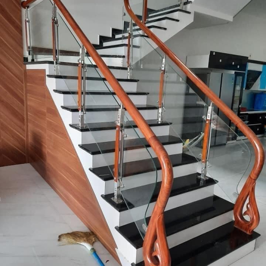 Lan Can Cầu Thang Kính Trụ Lưng